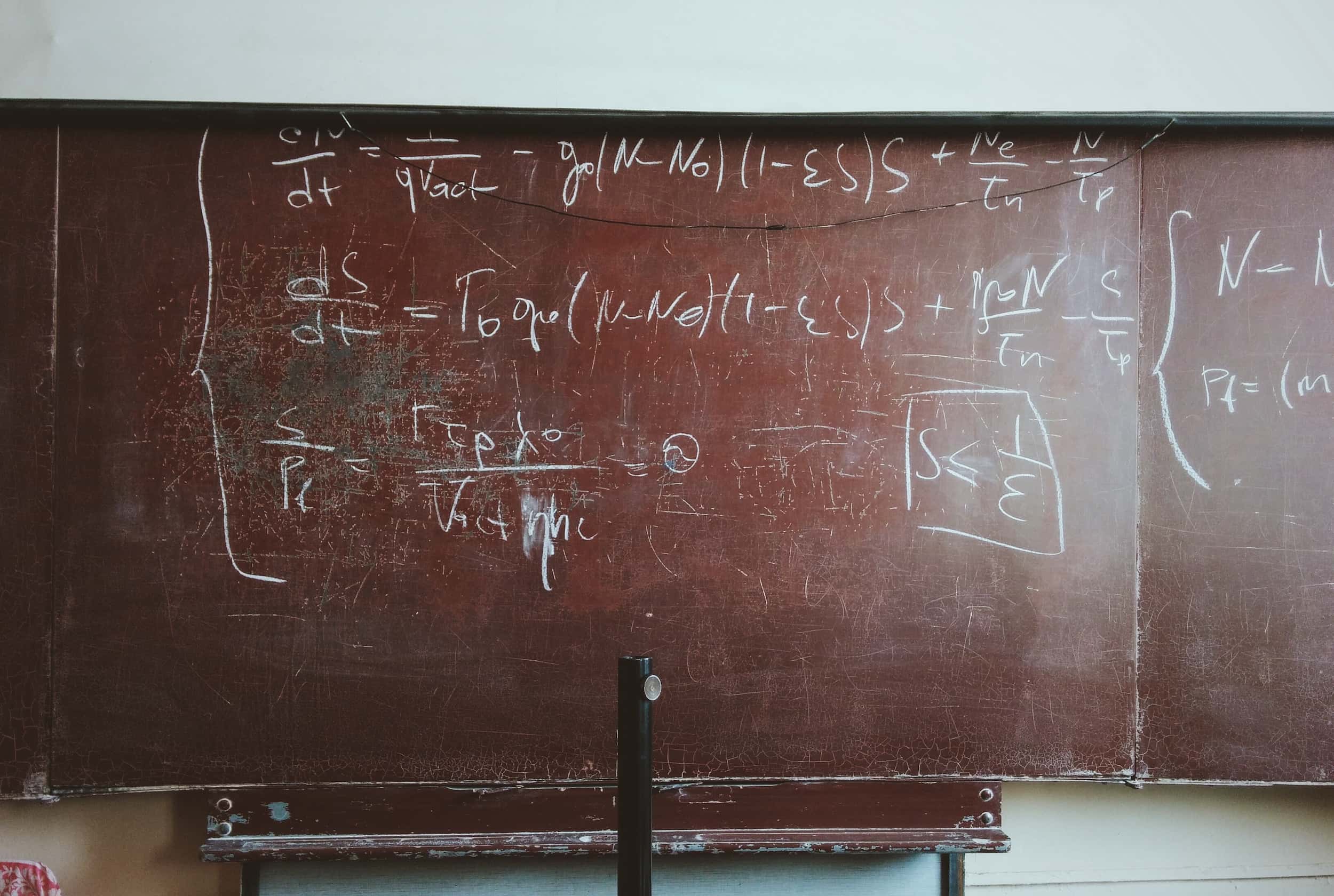 Applied vs Pure Math – How we (Should) Design Math Education